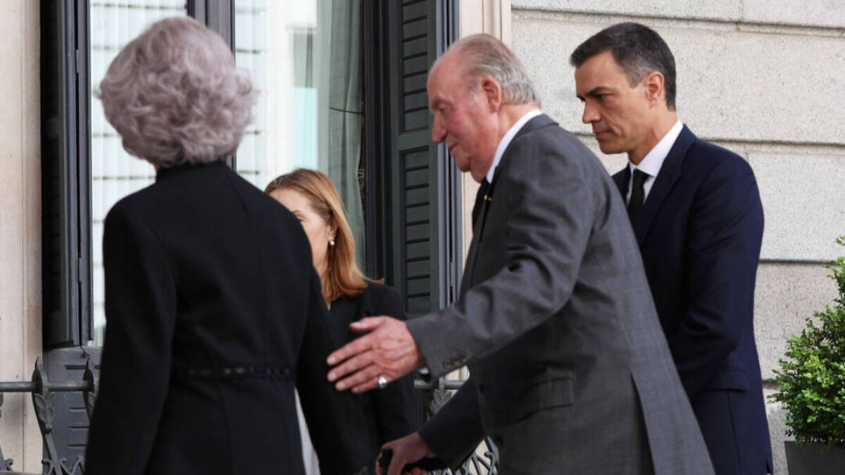 Los Reyes eméritos, Don Juan Carlos I y Doña Sofía, acompañados del presidente del Gobierno, Pedro Sánchez.