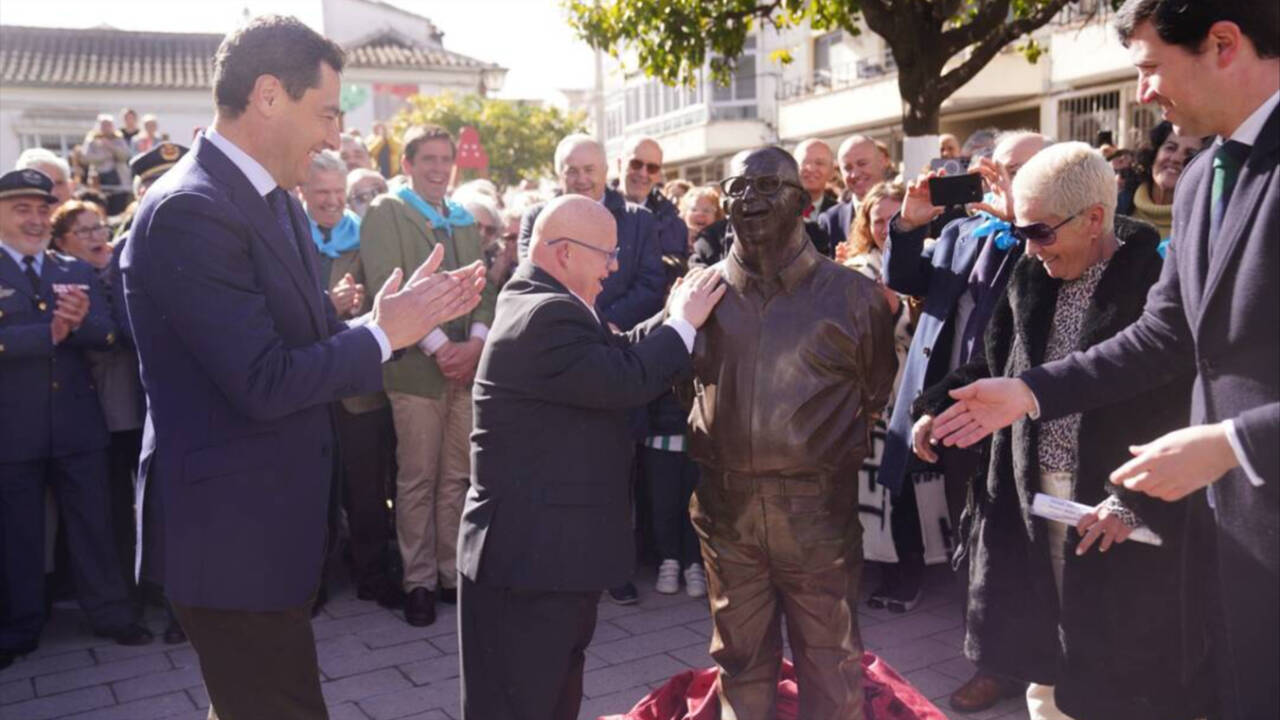 El presidente de la Junta, Juanma Moreno, inaugura la escultura dedicada a 'Antoñito de Constantina'.