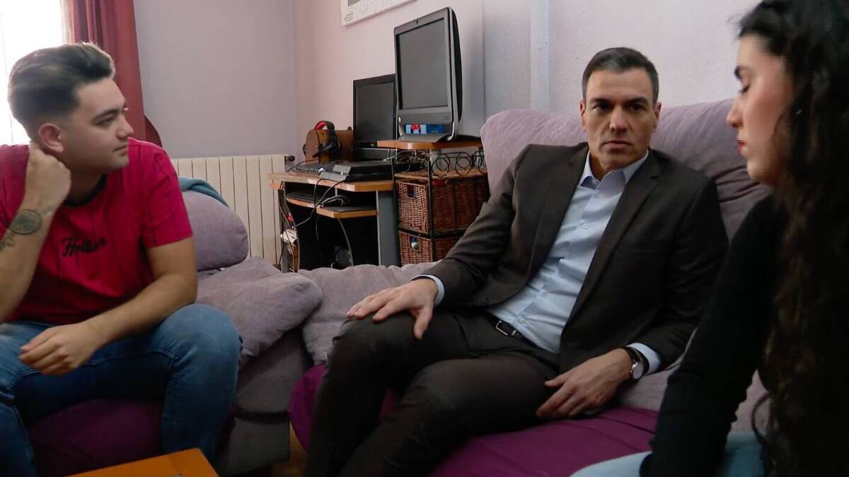 Imagen del vídeo en el que Pedro Sánchez charla con dos jóvenes que cobran el SMI elegidos supuestamente al azar. Uno de ellos es hermano de un dirigente socialista.