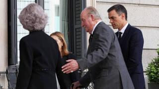 El cinismo del Gobierno con el Rey emérito: Sánchez le felicita por carta y por la espalda pide a la Embajada que le ignoren
