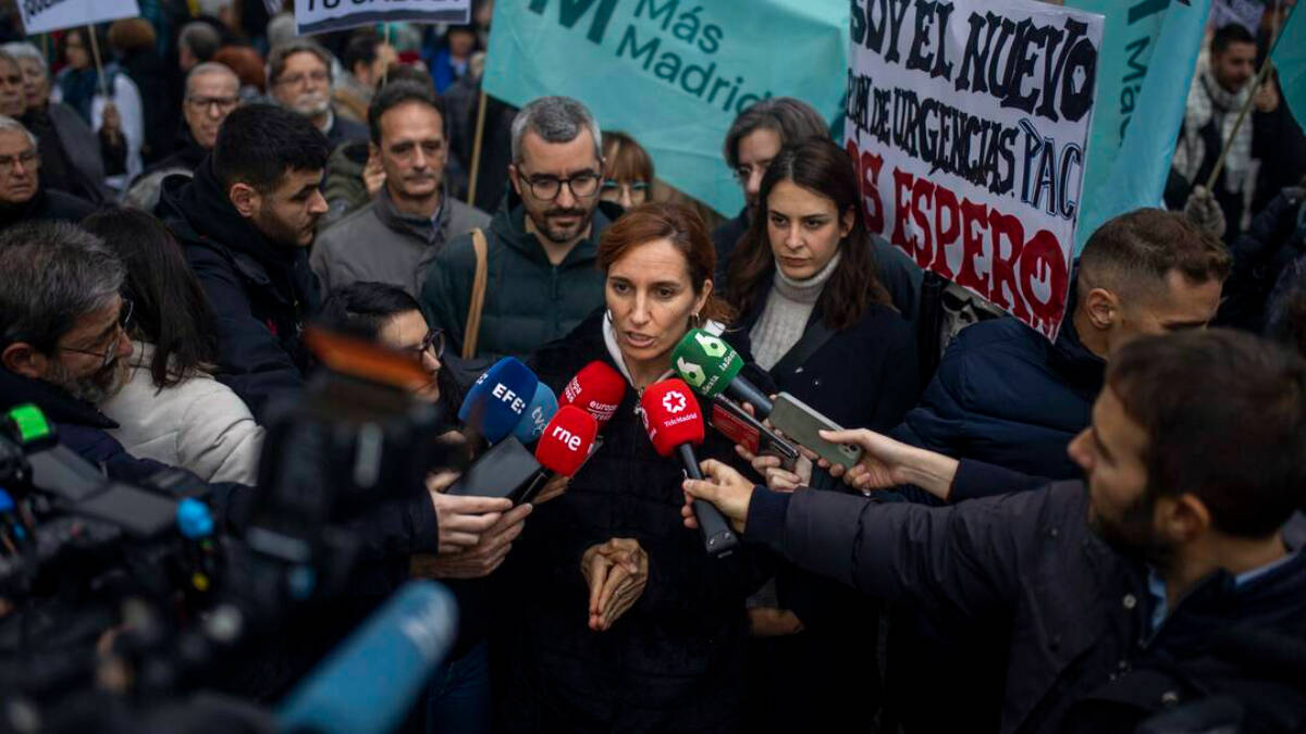 La portavoz de Más Madrid en la Asamblea, Mónica García, atiende a los medios de comunicación durante la manifestación.
