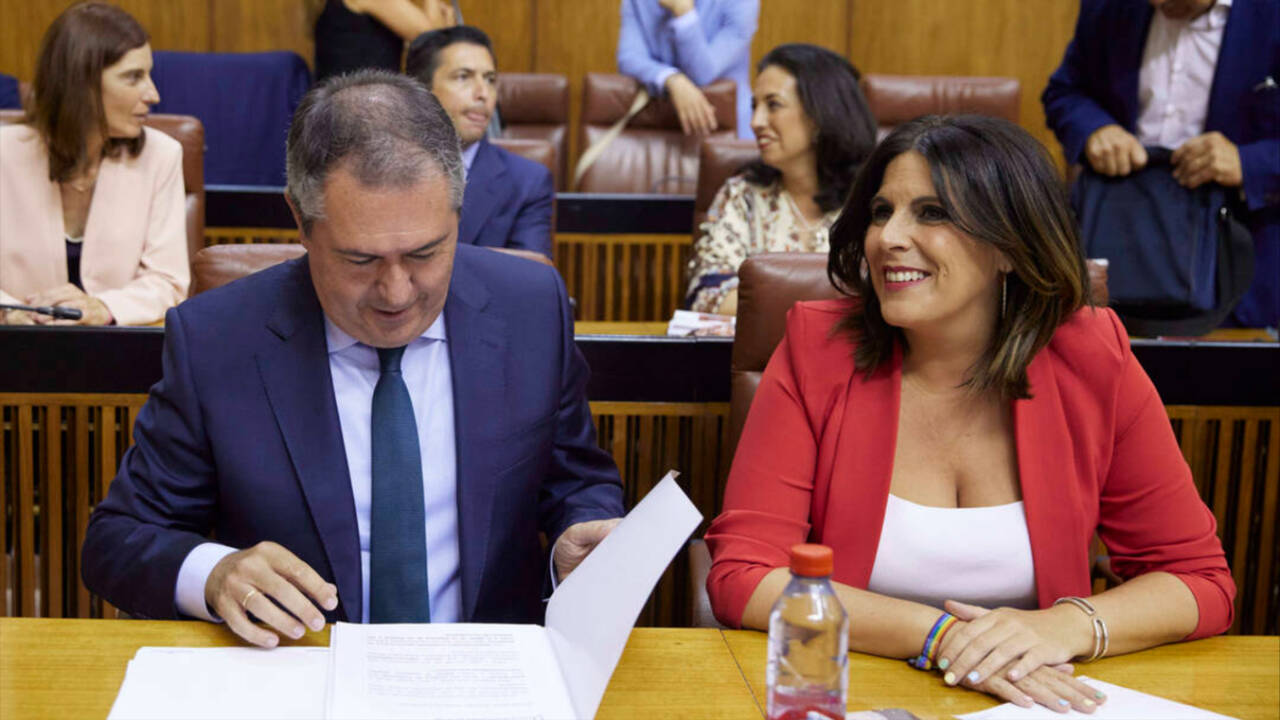 El líder del PSOE-A, Juan Espadas, junto a la diputada socialista Ángeles Férriz, en el Parlamento.