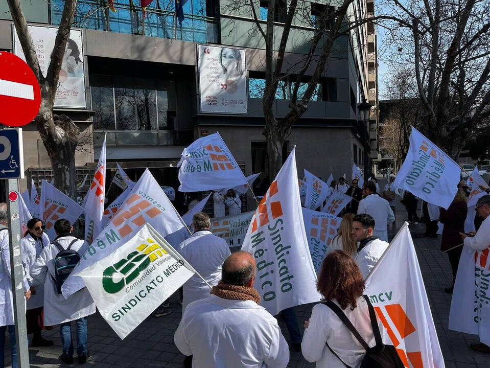 Protesta de médicos frente a la Conselleria de Sanidad.