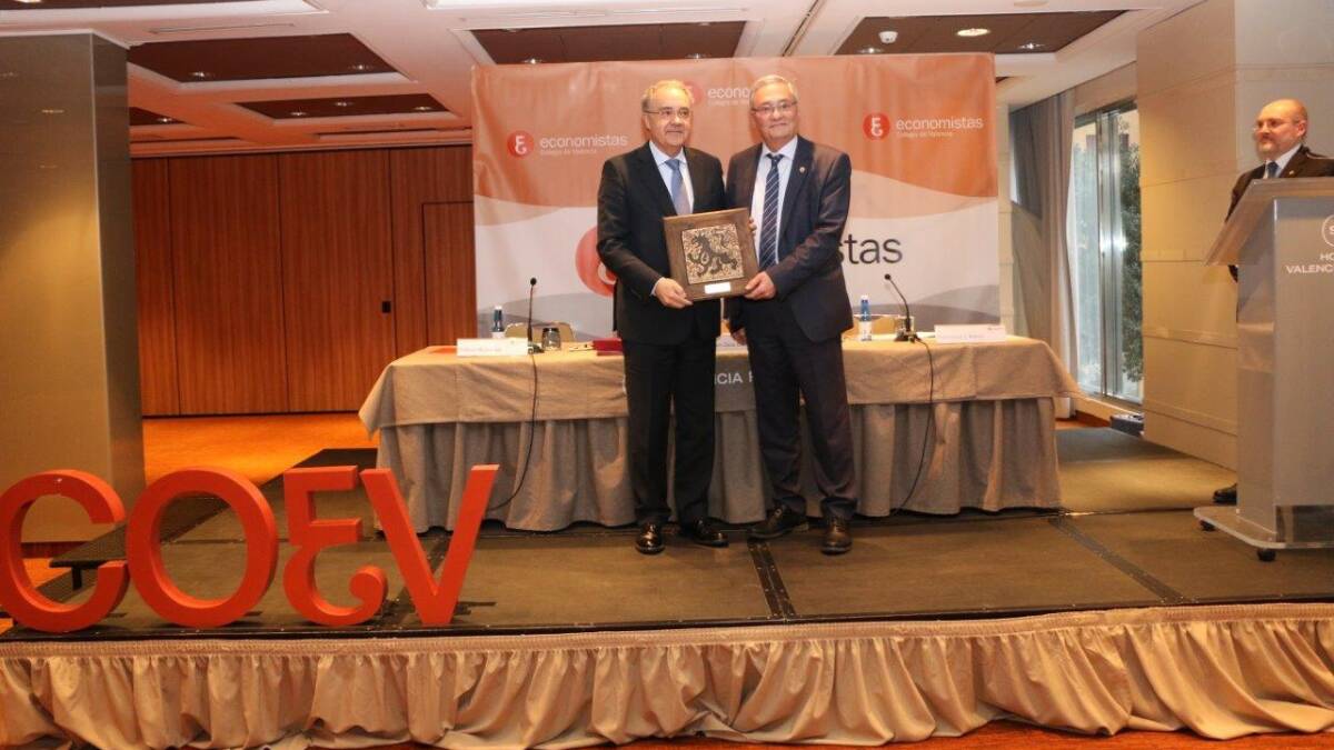 Imagen de la entrega del premio Directivo del Año - COLEGIO DE ECONOMISTAS DE VALENCIA 