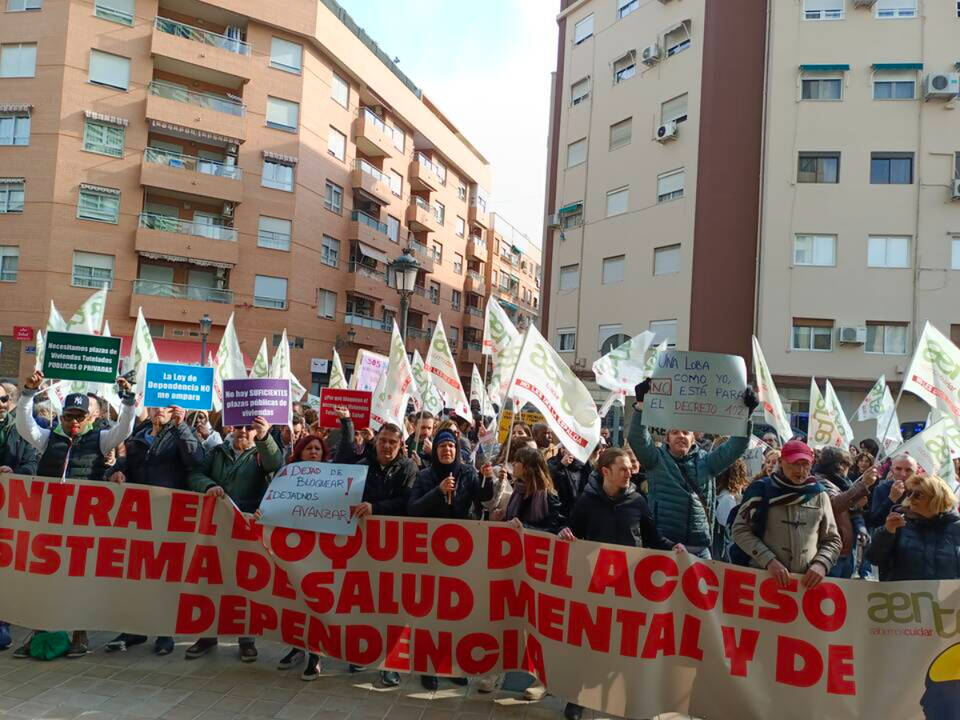 Concentración de personas dependientes y empresas gestoras de las viviendas tuteladas frente a la Conselleria de Igualdad. 
