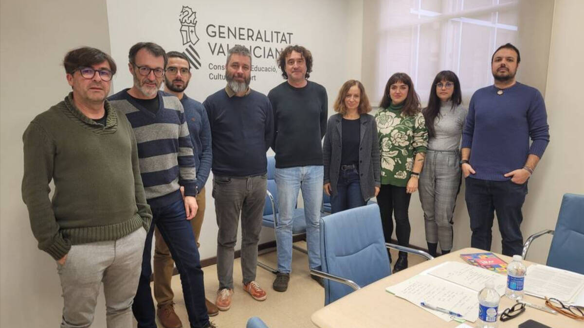 El director de Política Lingüística, Rubén Trenzano, con representantes de entidades catalanistas