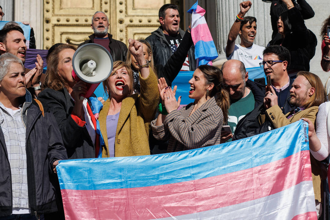 La presidenta de la Federación Estatal de Lesbianas, Gais, Trans y Bisexuales (FELGTBI+), Uge Sangil; la presidenta de la Federación de la Plataforma Trans, Mar Cambrollé y la ministra de Igualdad, Irene Montero, celebran la aprobación de la Ley Trans en las escalinatas del Congreso'.
