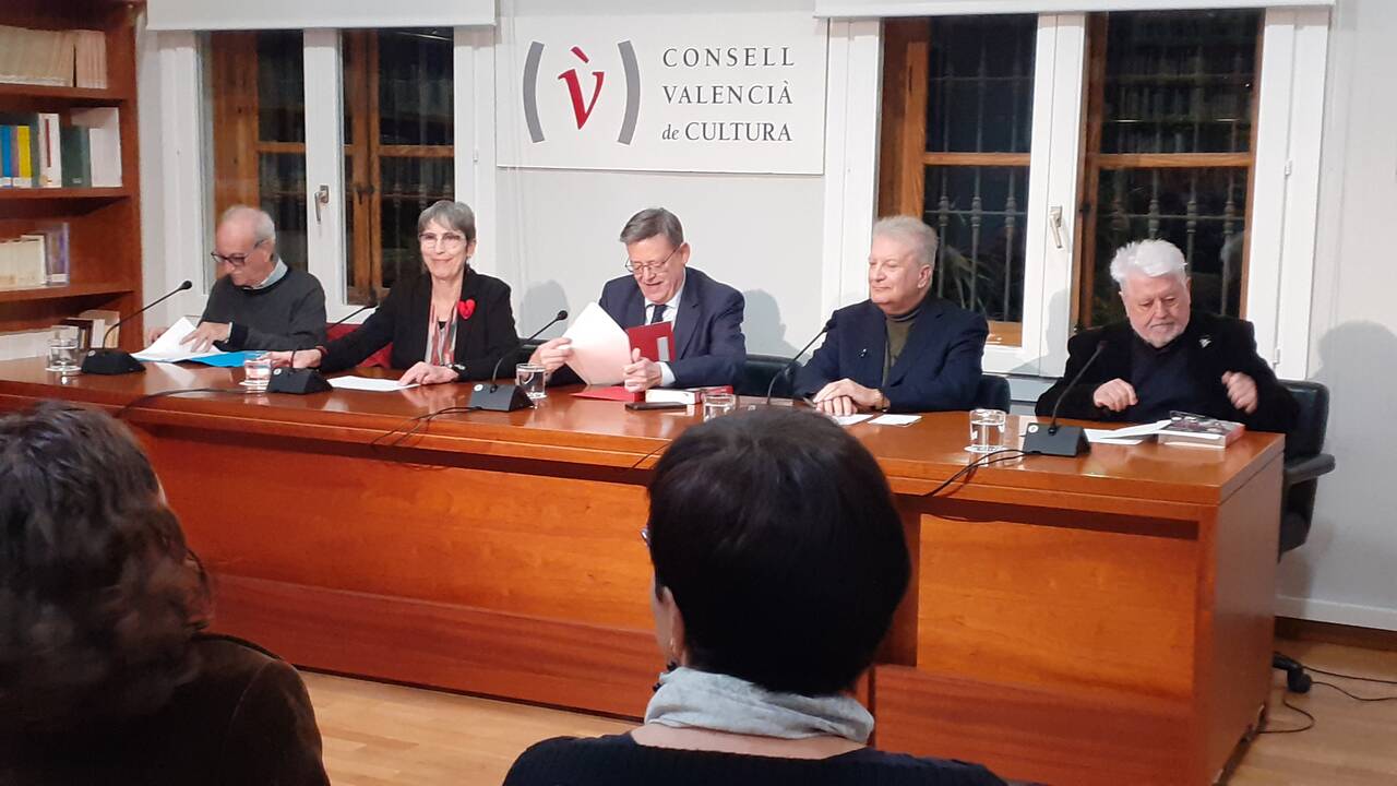 Presentación del libro 'La dictadura de Primo de Rivera', del escritor y miembro del Consell Valencià de Cultura (CVC) Gerardo Muñoz, al lado de Ximo Puig.