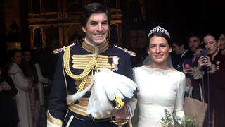 Carlos Sainz lleva al altar a su hija Ana en Cebreros visiblemente emocionado y feliz