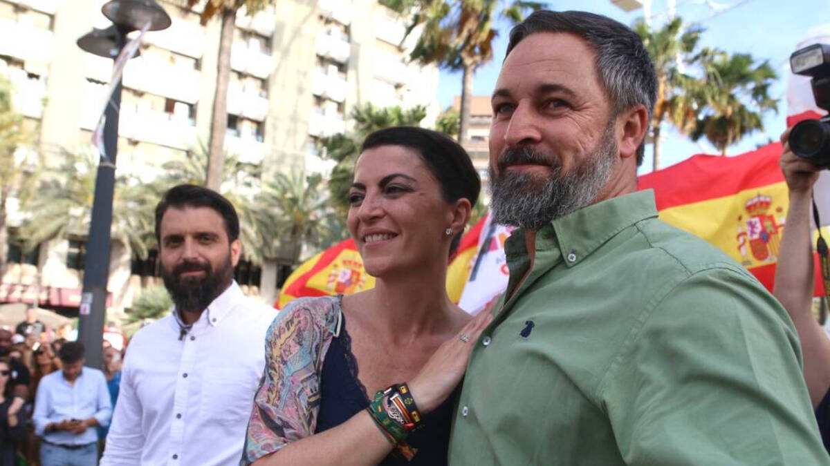 El presidente de Vox, Santiago Abascal, y la exsecretaria general del partido, Macarena Olona, durante un acto en 2022.