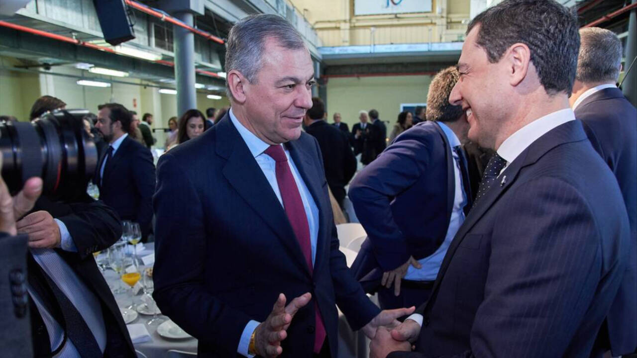 El candidato del PP a la alcaldía de Sevilla, José Luis Sanz, junto al presidente del PP-A, Juanma Moreno.