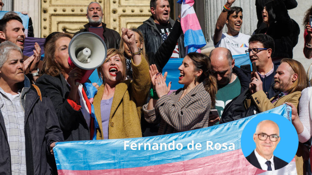 Irene Montero celebra con representantes del colectivo LGTBi la aprobación de la Ley Trans.
