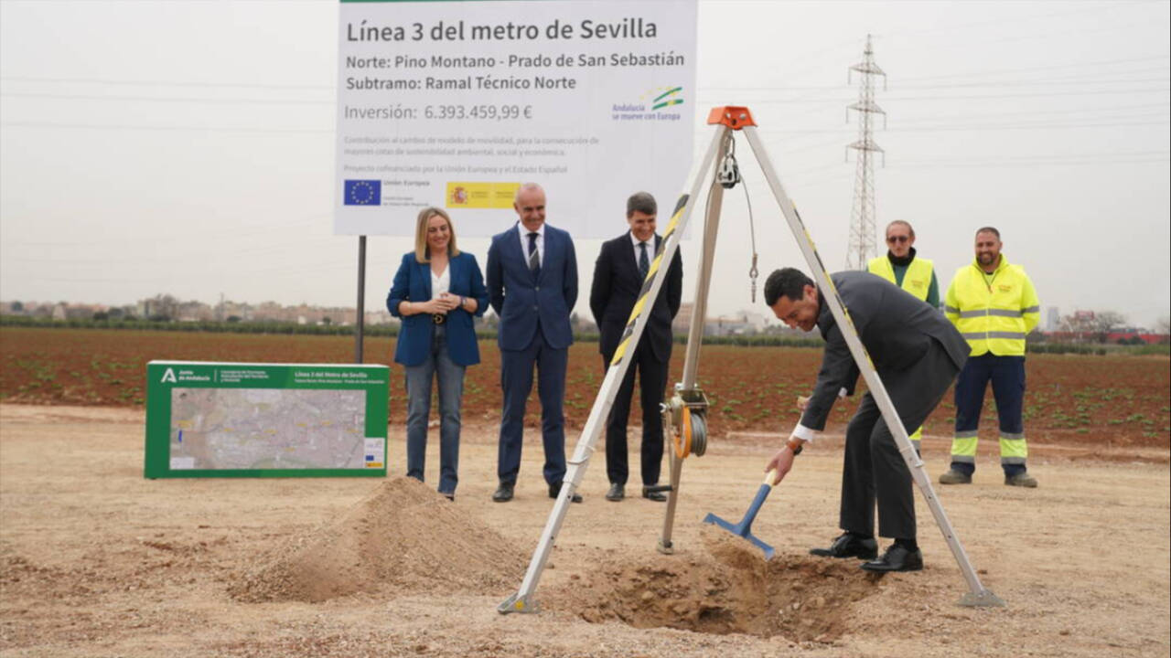 El presidente de la Junta de Andalucía, coloca la 'primera piedra' de la línea 3 del metro de Sevilla, junto a la consejera Marifrán Carazo, y el alcalde Antonio Muñoz.