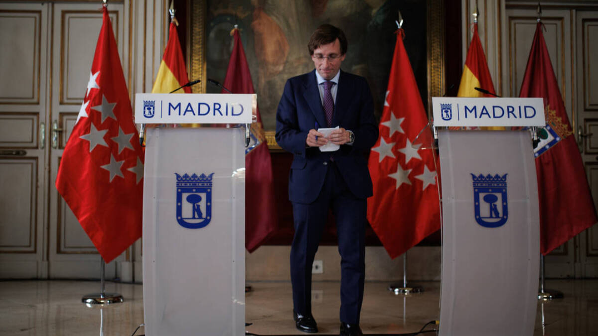 El alcalde de Madrid, José Luis Martínez-Almeida, a su llegada a una rueda de prensa, en la Casa de la Villa.
