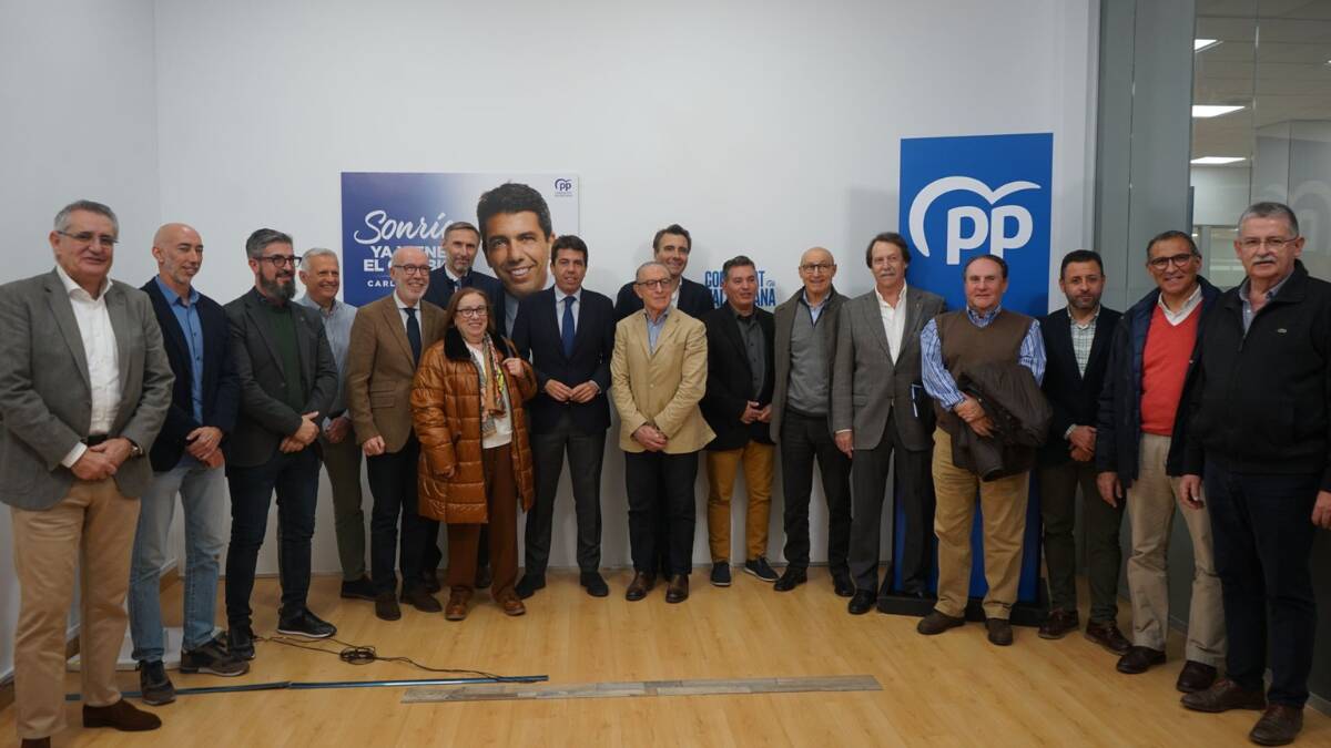 Imagen de Mazón con los diferentes representantes de federaciones y asociaciones deportivas de la Comunidad Valenciana - PPCV
