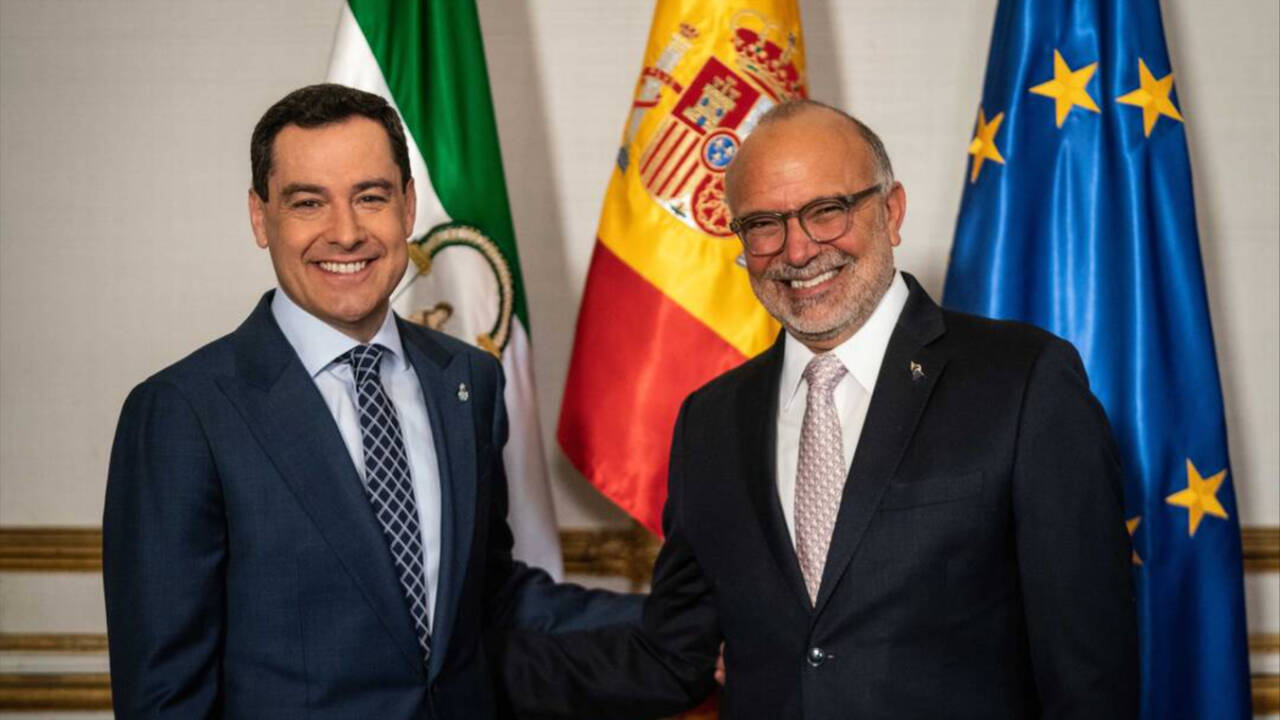 El presidente de la Junta, Juanma Moreno con el CEO de La Academia Latina de Grabación, Manuel Abud, en San telmo.