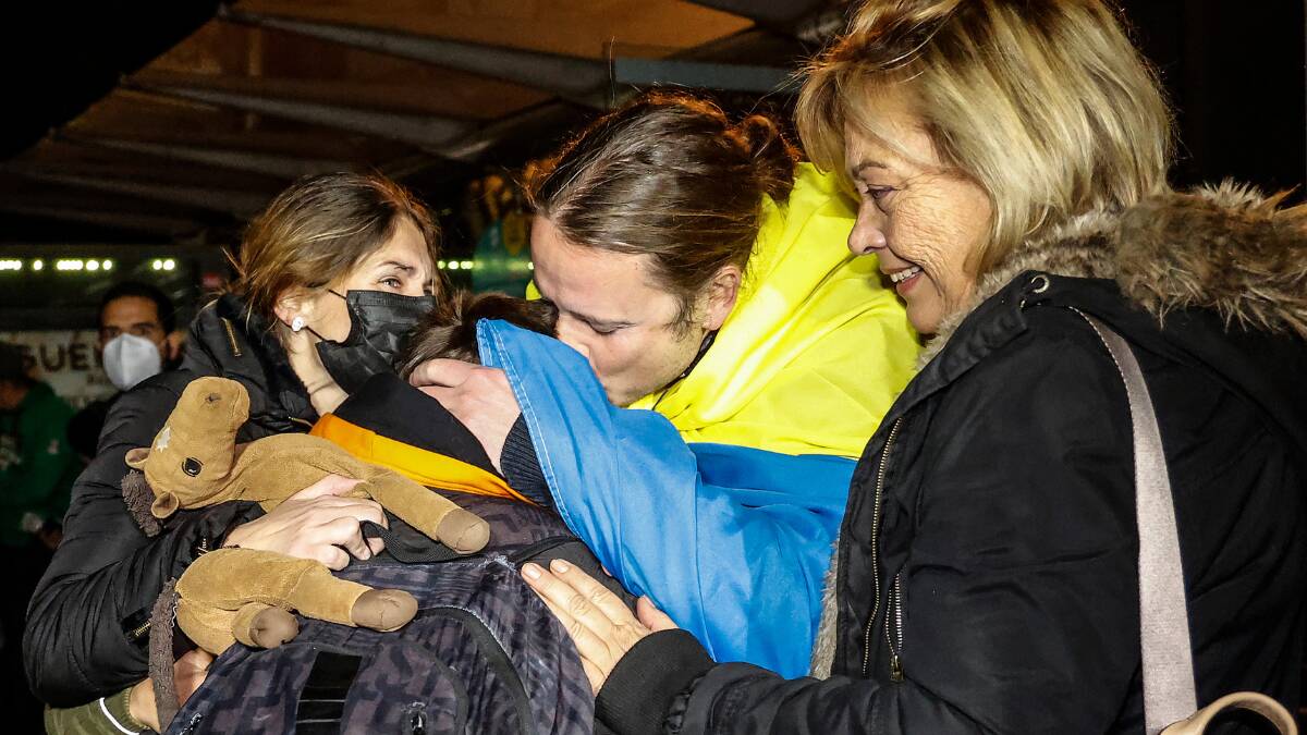 Varias personas se abrazan a su llegada a Valencia - Europa Press