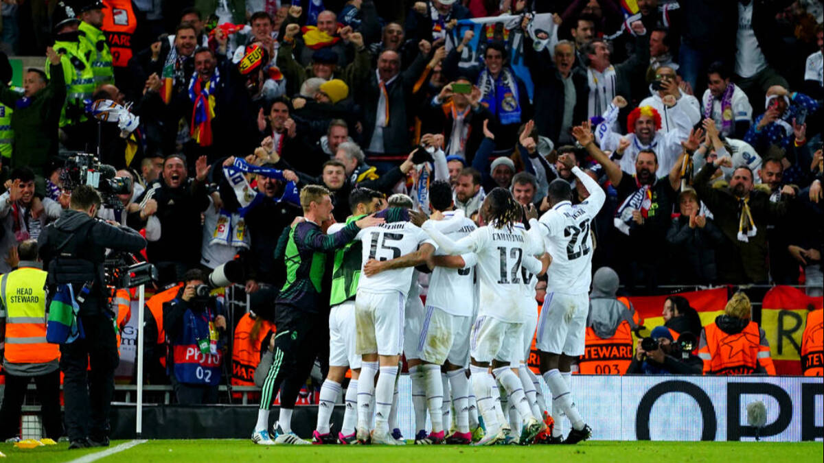 PIña de jugadores del Real Madrid celebrando un gol anoche en Anfield. 