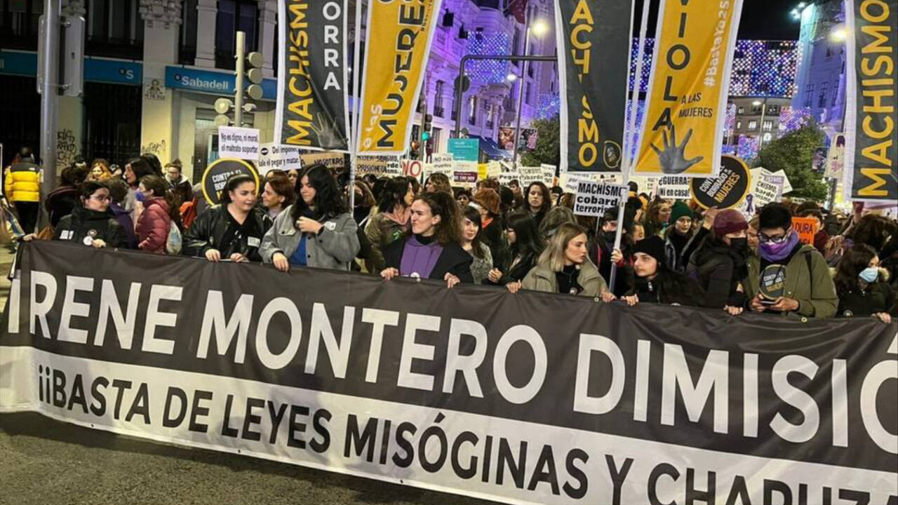 Protesta contra la Ley del 'solo sí es sí' en Madrid, pidiendo la dimisión de la ministra Montero.