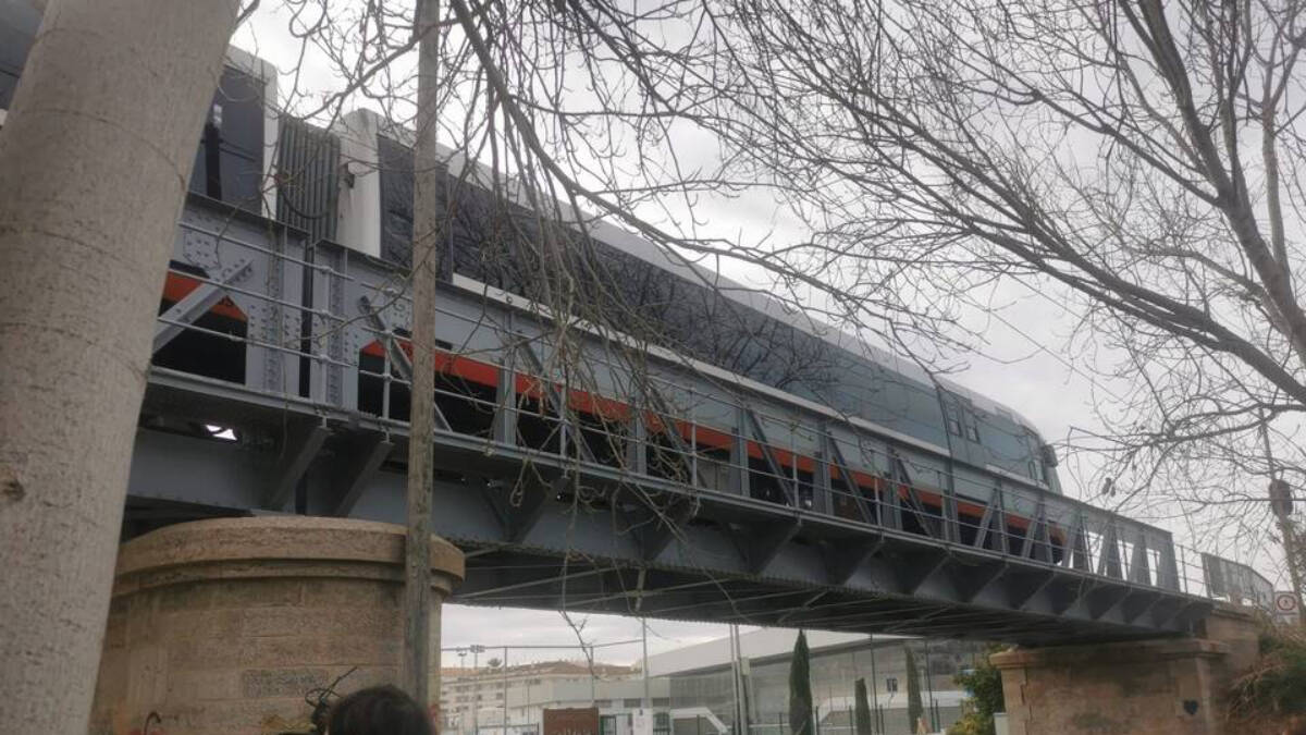 El tren clásico atravesando uno de los puentes de Alicante por donde los tranvías pesados de Ximo Puig no pueden circular.