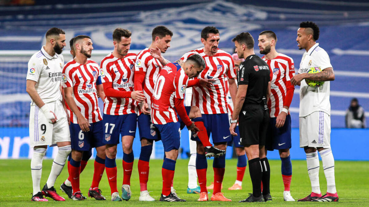 Los jugadores del Atlético protestan a Gil Manzano.