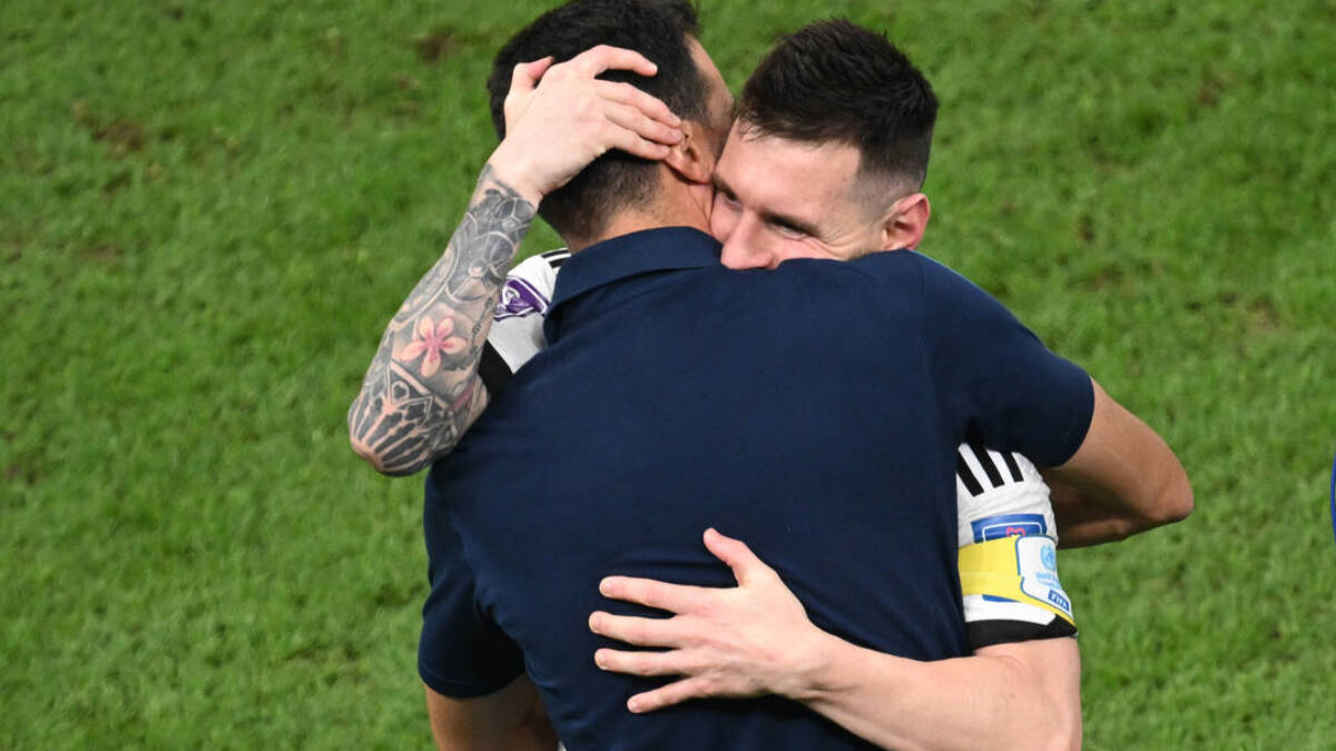 Leo Messi y Scaloni se abrazan durante el Mundial de Catar.