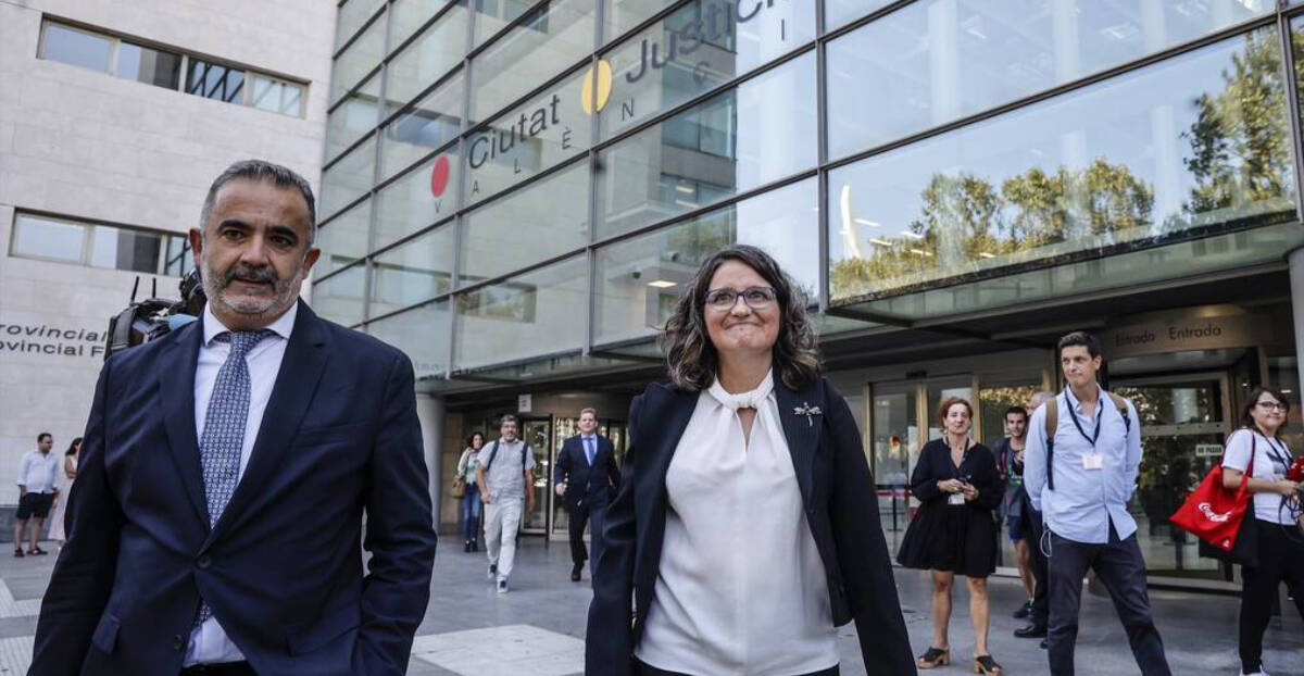 La exvicepresidenta, exportavoz y exconsellera de Igualdad y Políticas, Mónica Oltra y su abogado Miguel Ferrer, a su salida de un juicio en la Ciudad de la Justicia de Valencia a 19 de septiembre de 2022.