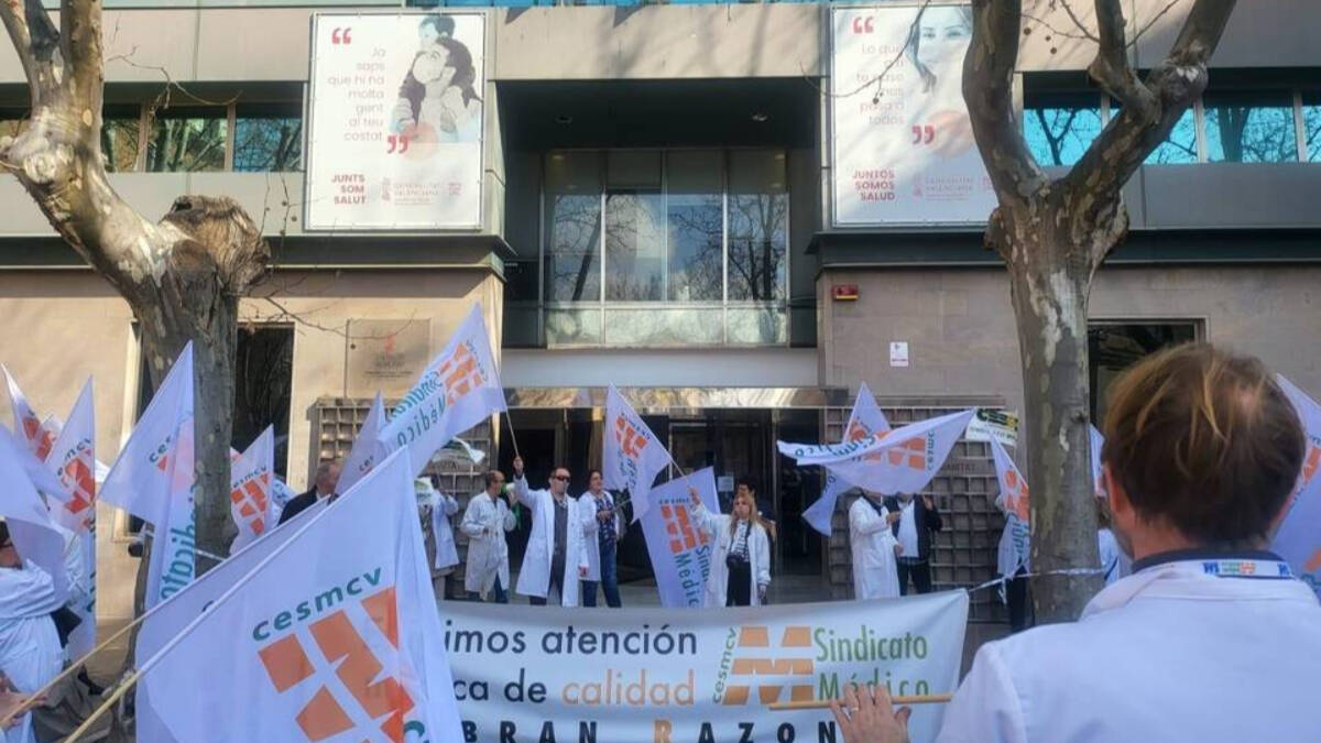 Protesta del CESM frente a la Conselleria de Sanidad. 