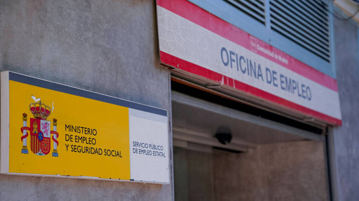 Puerta de la oficina de desempleo del barrio madrileño de Aluche.