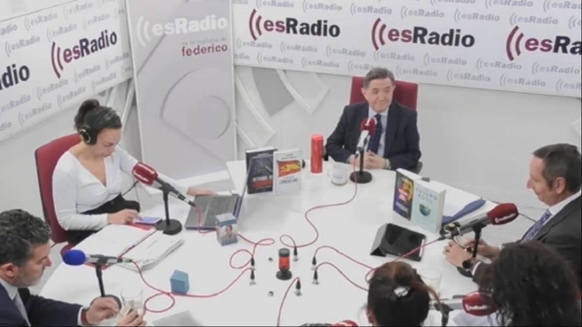 Federico Jiménez Losantos, en su programa matinal en el estudio de esRadio. 