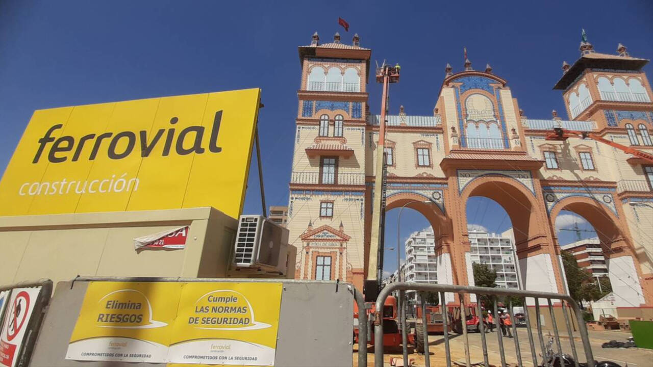 Imagen de la constructora Ferovial construyendo la portada de la Feria de Sevilla.