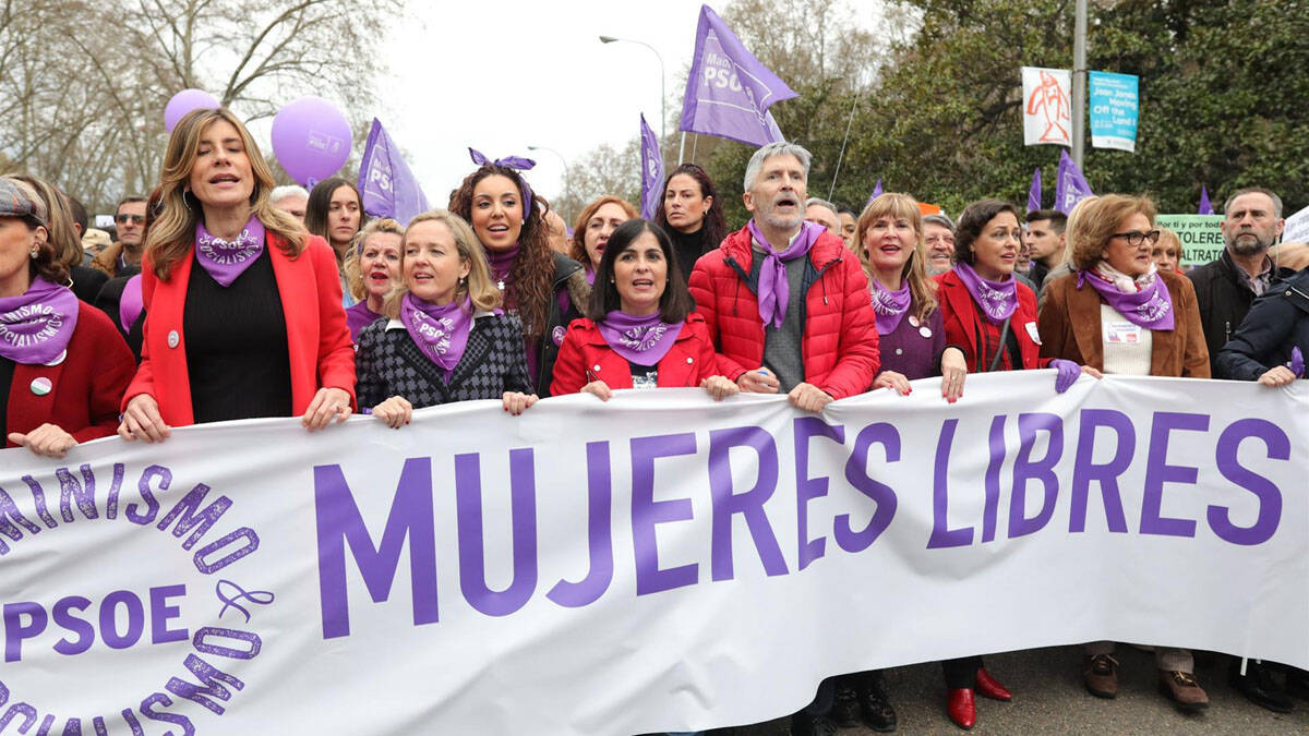 Los ministros socialistas, junto a Begoña Gómez, en la manifestación del 8-M del año pasado.