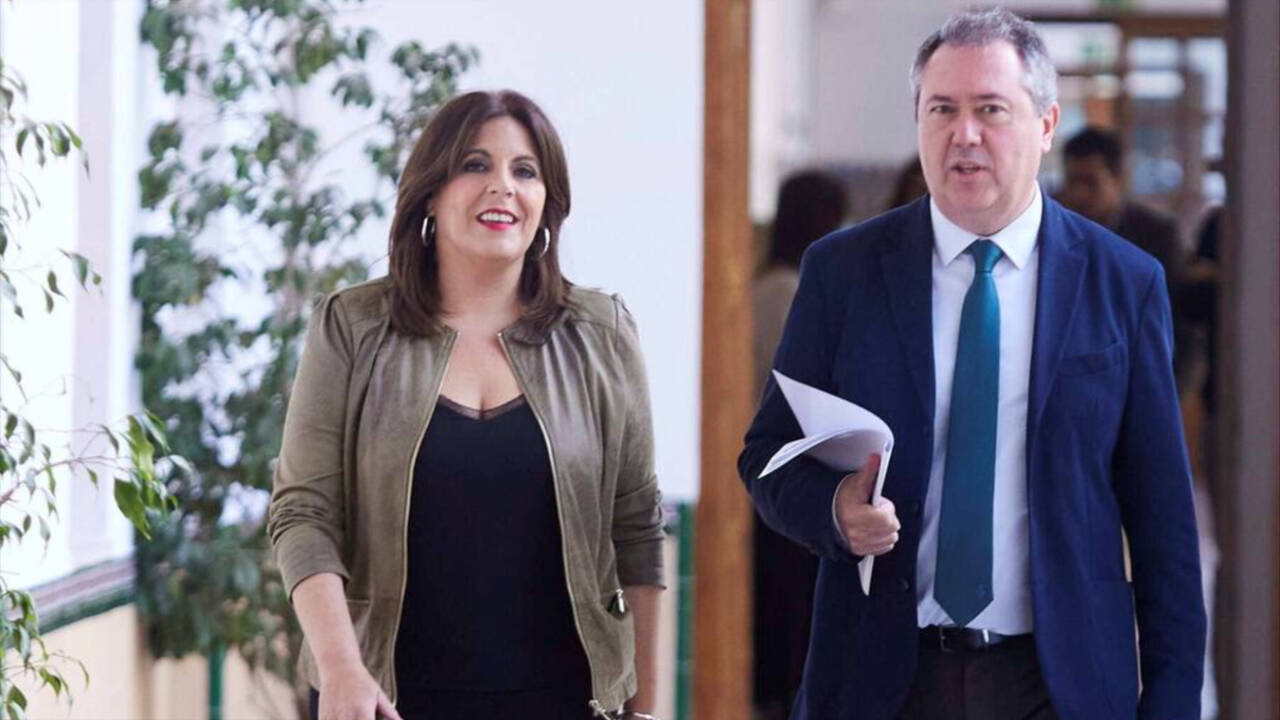 El secretario general del PSOE-A, Juan Espadas, junto a la portavoz del grupo parlamentario, Ángeles Férriz.