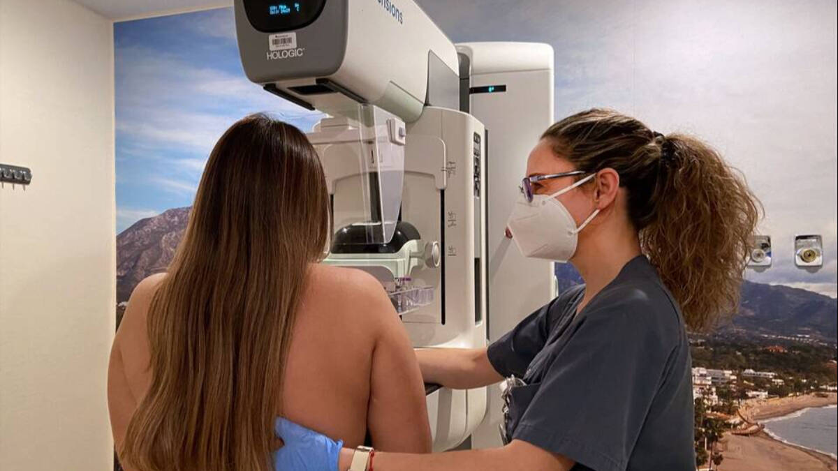 Realización de una mamografía en uno de los hospitales de Quirónsalud.