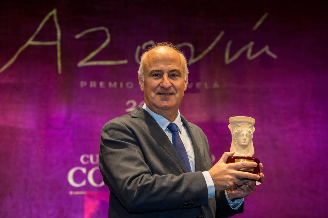 Fernando Benzo Sainz durante la gala de entrega del 'Premio Azorín de Novela 2023', en el Auditorio de la Diputación de Alicante