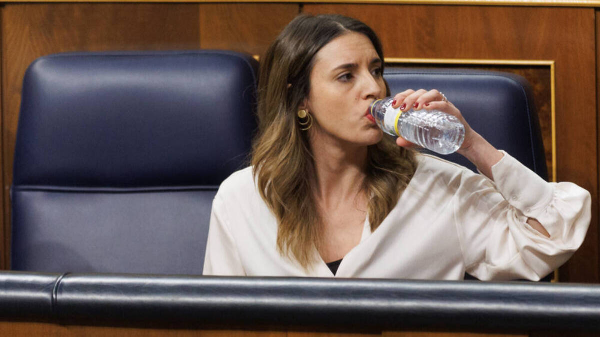 La ministra de Igualdad, Irene Montero, bebe agua durante una sesión de control al Gobierno.