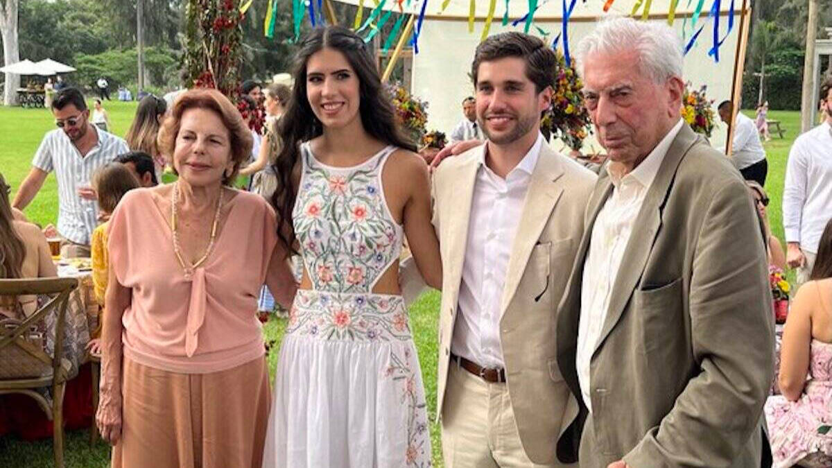 Los abuelos Vargas, con su nieta y su nuevo marido. Twitter.