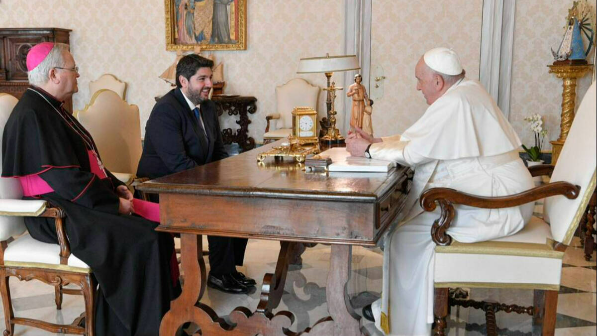 Encuentro entre López Miras y el Papa Francisco en el Vaticano.