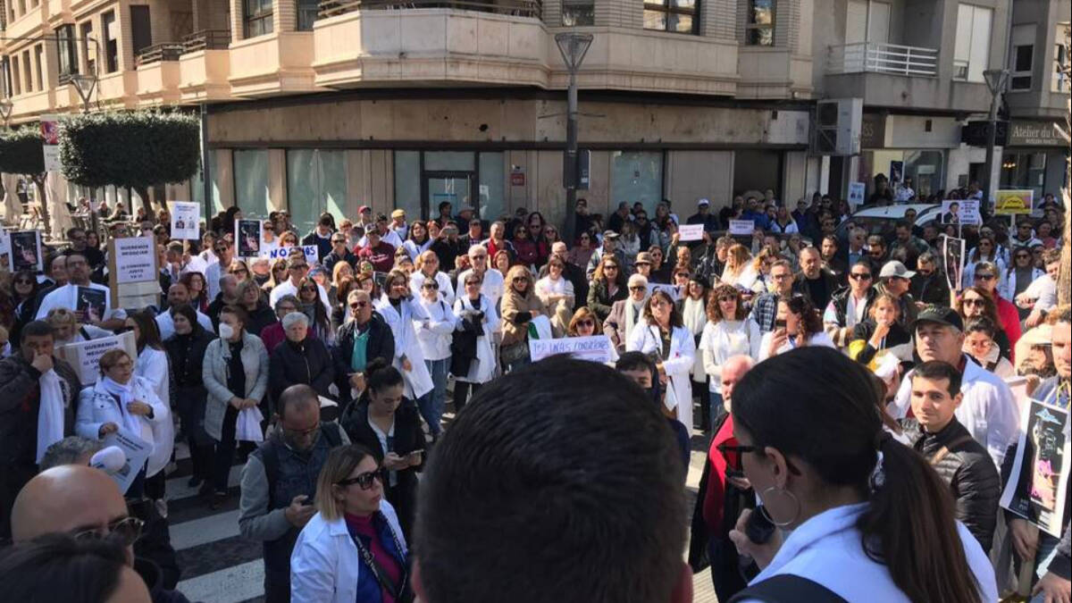 Manifestación de personal sanitario y pacientes contra la gestión del Departamento de Salud de Torrevieja.