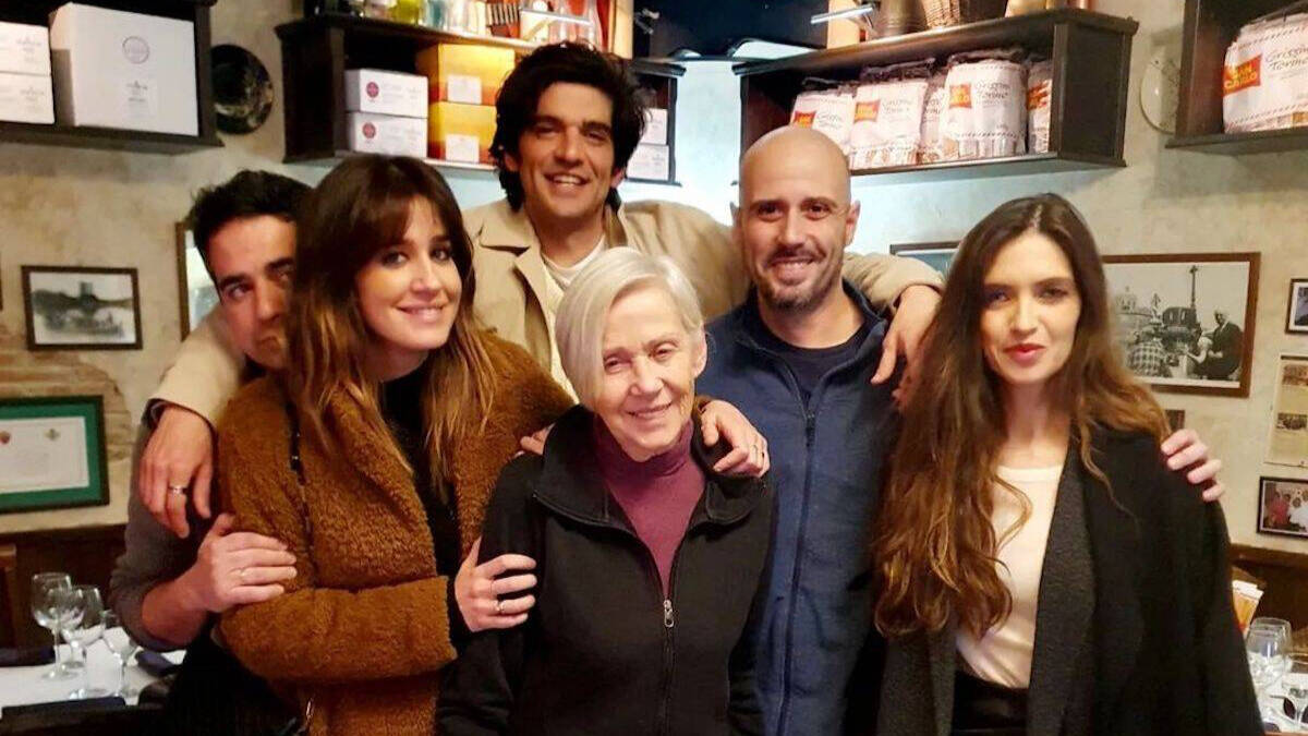 Sara con sus amigos, los dueños del restaurante y Taboada (atrás en el centro). Instagram.
