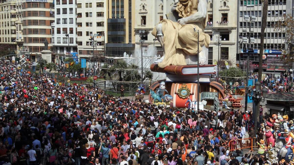 Imagen archivo de la plaza del Ayuntamiento durante una mascletà - MINISTERIO DE CULTURA