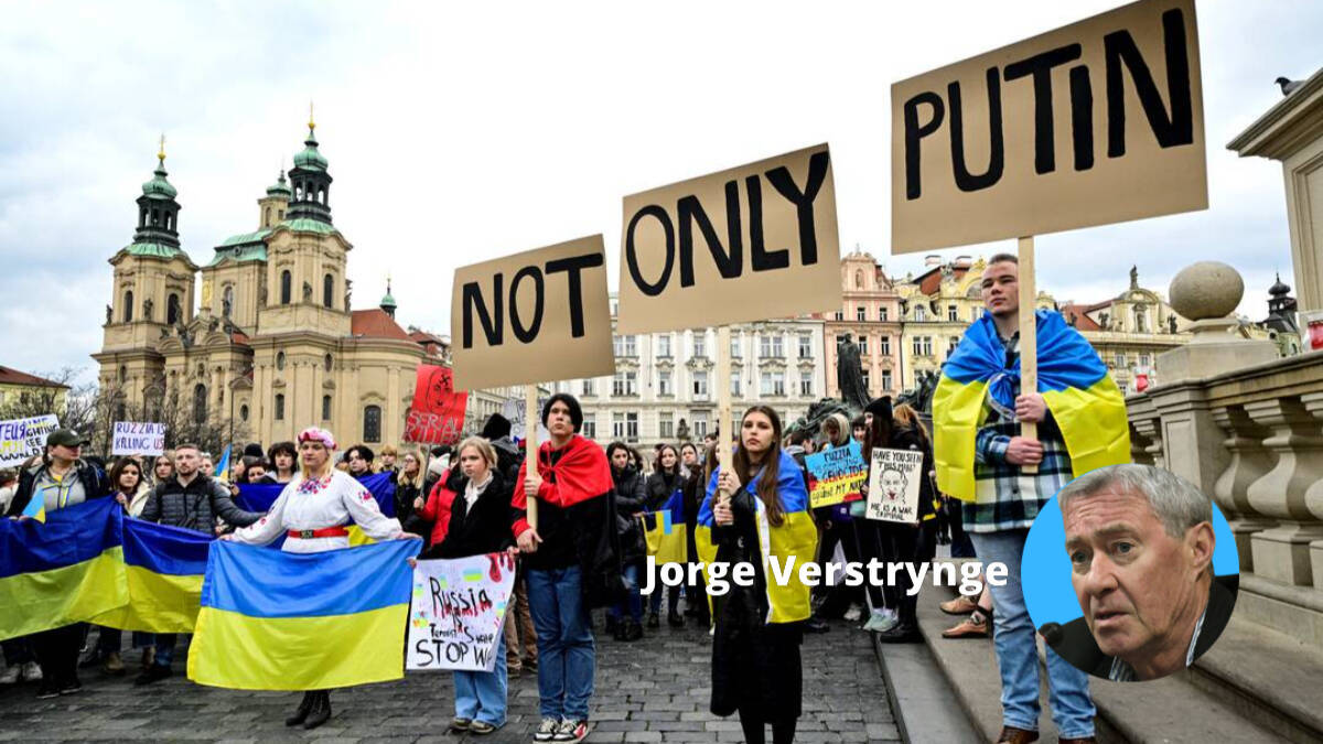 Ucranianos durante una protesta en el día del primer aniversario del inicio de la invasión.