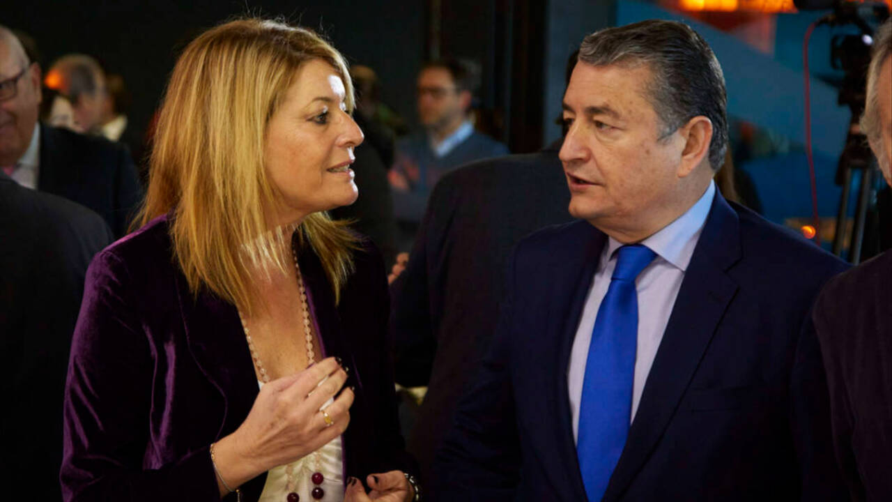 La directora del Puerto de Huelva y candidata del PP, Pilar Miranda, junto al consejero Antonio Sanz.