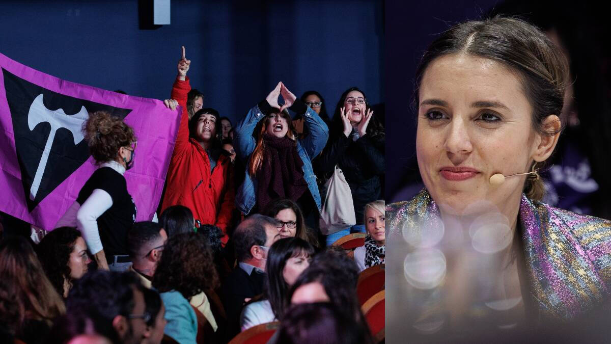 A la izquierda, las feministas que han increpado a Irene Montero durante el acto de Podemos; a la derecha, la propia Ministra de Igualdad.