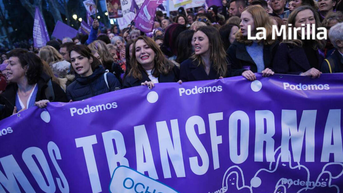 Cabecera de Podemos durante una manifestación convocada por la Comisión 8M.