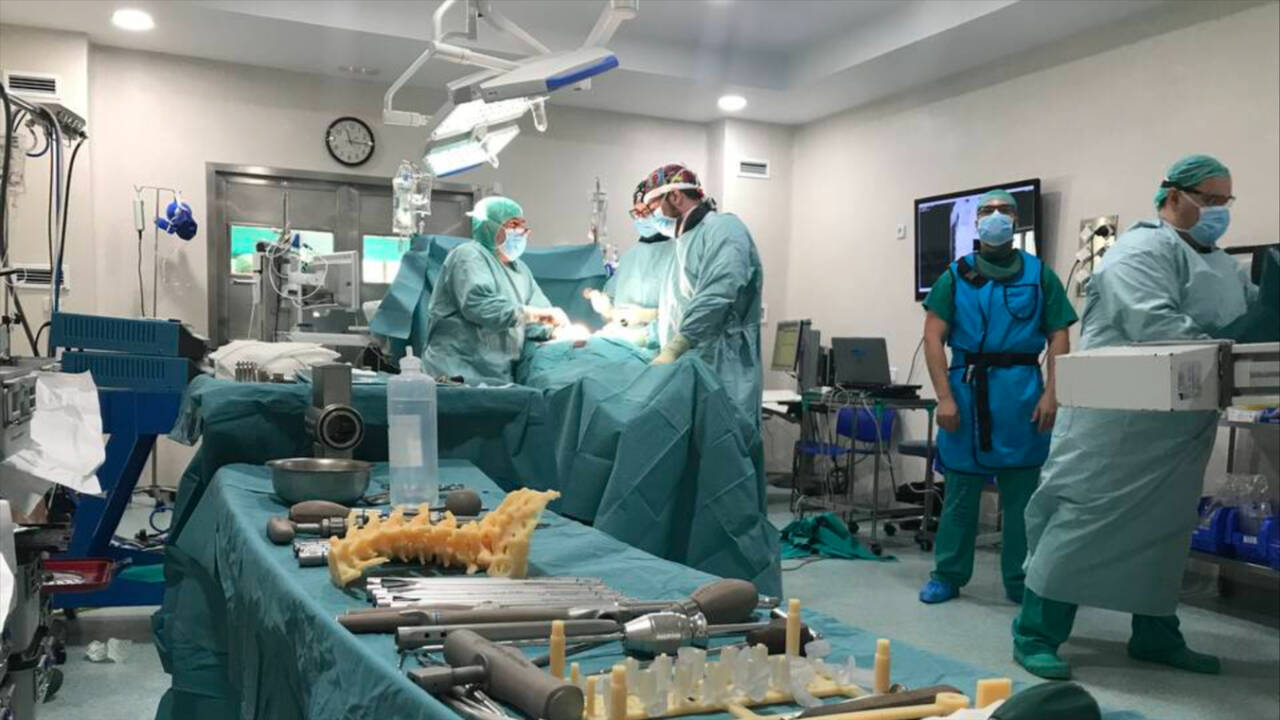 Imagen de una operación en el hospital de Málaga.