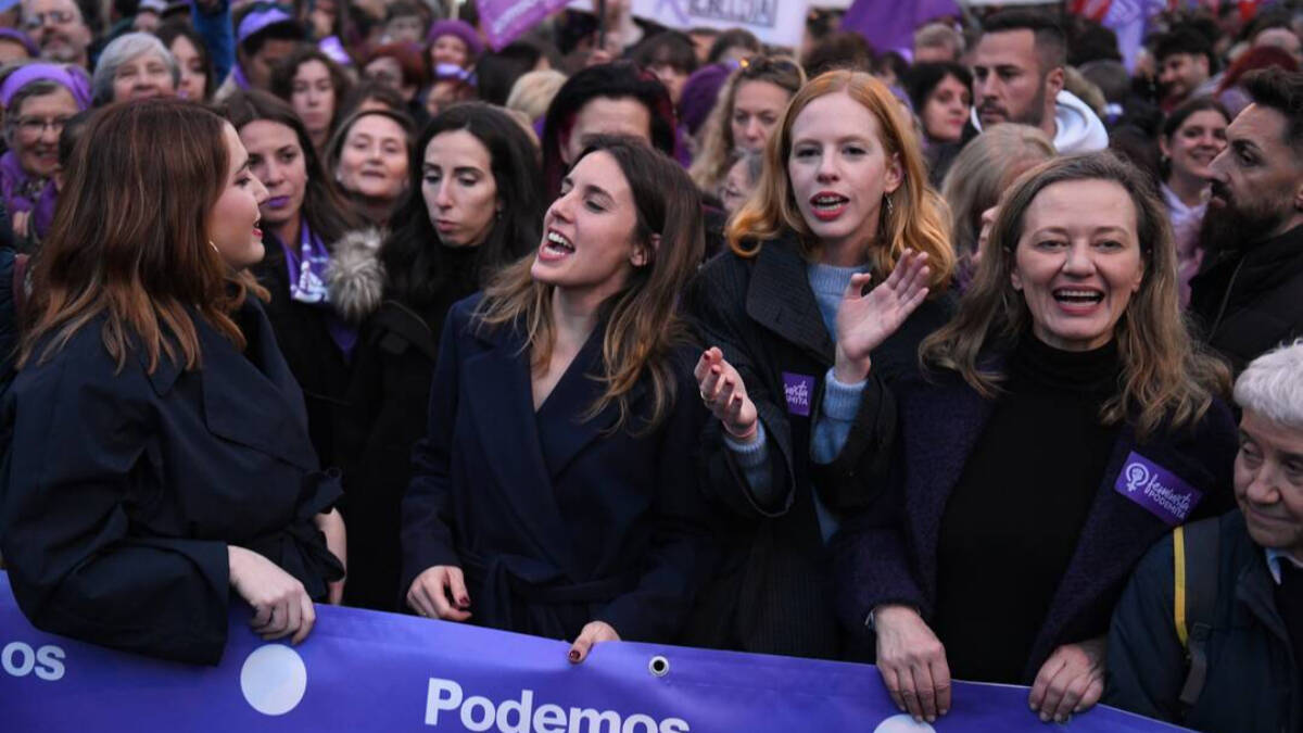 La secretaria de Estado de Igualdad y contra la Violencia de Género, Ángela Rodríguez Pam, junto al resto de compañeras durante el 8M.