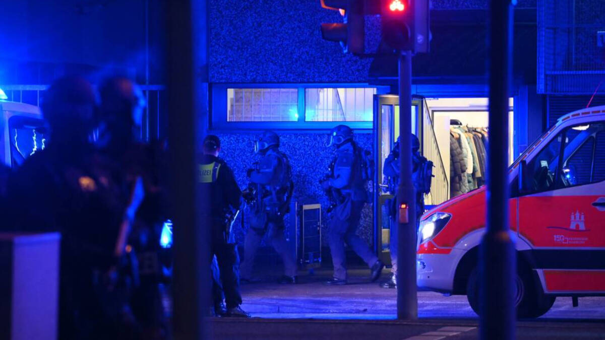 Imagen de la policía alemana durante la operación en los alrededores de esta iglesia de los Testigos de Jehová en Hamburgo.