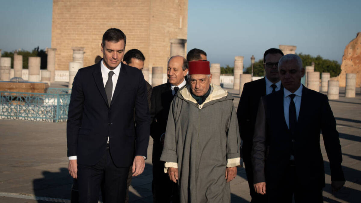 El presidente del Gobierno, Pedro Sánchez; el historiador del Reino de Marruecos y portavoz del Palacio Real, Abdelhak Lamrin y el ministro de Sanidad y Protección Social de Rabat, Khalid Ait Taleb.