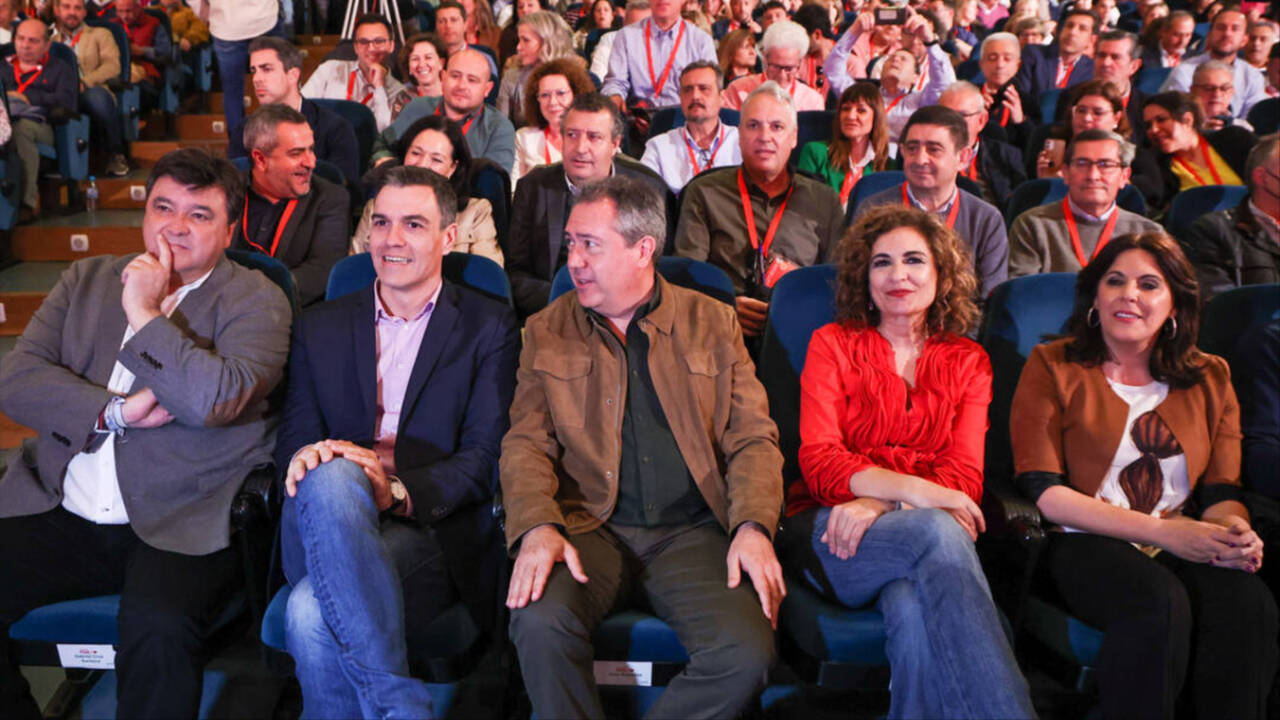 El PSOE en un mitin en Huelva con el secretario general Pedro Sánchez, el candidato Gabriel Cruz, la ministra María Jesús Montero y el secretario del PSOE-A, Juan Espadas.